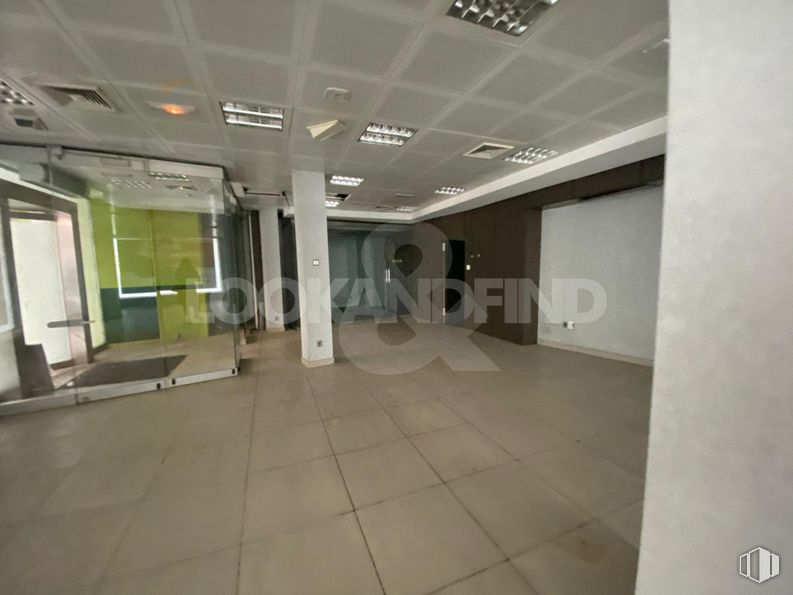 Retail for rent at Palomarejos, Toledo, 45005 with flooring, floor, ceiling, interior design, composite material, glass, commercial building, metal, transparency and tile flooring around