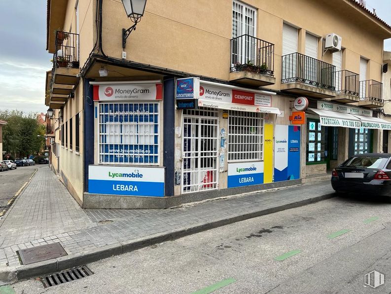 Local en alquiler en Calle Fuerzas Armadas, 2, Ciempozuelos, Madrid, 28350 con coche, edificio, ventana, puerta, vehículo, fachada, gas, vehículo de motor, asfalto y matrícula del vehículo alrededor