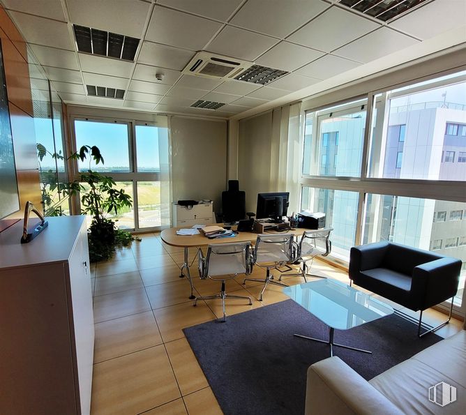 Office for sale & for rent at Calle María Tubau, Fuencarral - El Pardo, Madrid, 28050 with chair, couch, coffee table, table, furniture, building, interior design, flooring, office chair and living room around