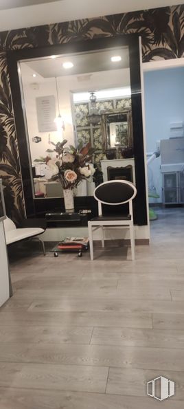 Local en venta en Calle Infantas, Centro, Madrid, 28004 con silla, suelos, interiorismo, suelo, mueble, habitación, suelos de madera, azulejo, diseño y suelo de baldosas alrededor