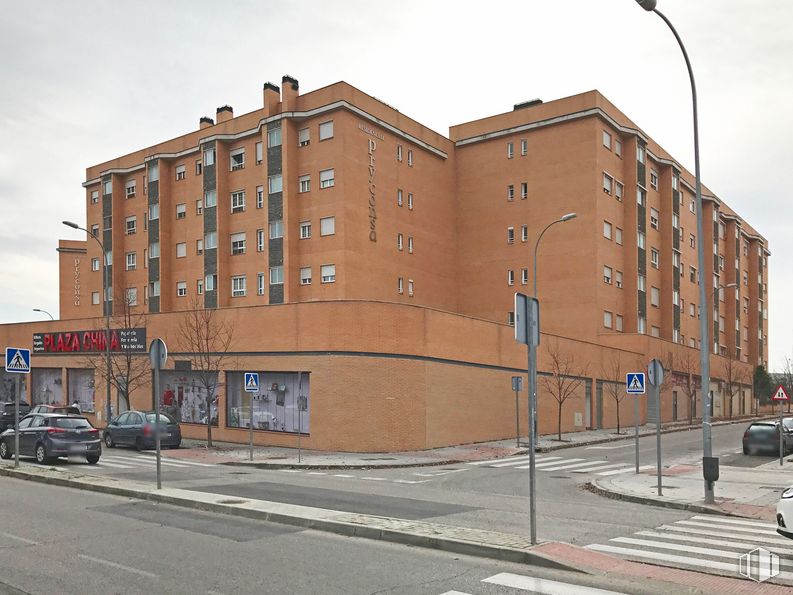 Retail for sale at Calle José Hierro, 3, Coslada, Madrid, 28820 with car, building, property, street light, sky, window, architecture, cloud, urban design and brick around