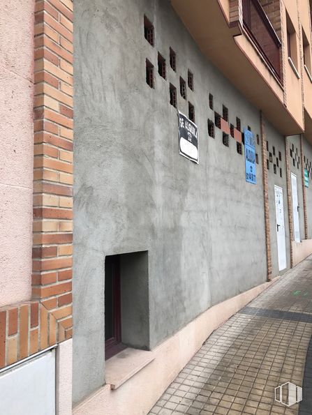 Local en alquiler en Calle Las Nieves, 29, Segovia, 40003 con edificio, madera, ventana, diseño urbano, puerta, suelo, piso, superficie de carretera, material de construcción y fachada alrededor