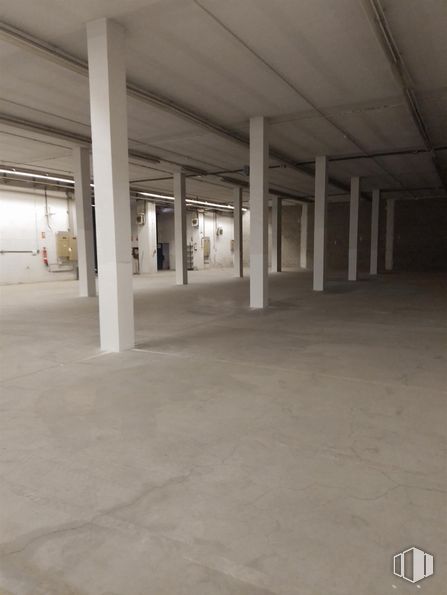 Industrial for rent at Carretera Villaverde a Vallecas, Villa de Vallecas, Madrid, 28031 with hall, floor, flooring, composite material, ceiling, column, concrete, fixture, space and parking around