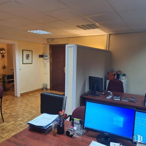 Oficina en venta en Zona Nuevos Ministerios - Ríos Rosas, Chamberí, Madrid, 28003 con pantalla de ordenador, mesa, mueble, mesa, ordenador, ordenador personal, propiedad, edificio, teclado del ordenador y periféricos alrededor