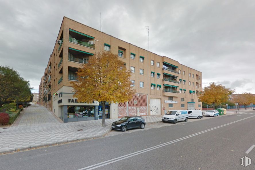 Retail for rent at Avenida Mediterráneo, Cuenca, 16004 with car, building, window, sky, cloud, property, plant, vehicle, tree and road surface around