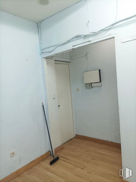 Retail for sale at Zona Casco Antiguo, Alcorcón, Madrid, 28921 with door, fixture, wood, floor, flooring, hardwood, laminate flooring, composite material, ceiling and wood stain around