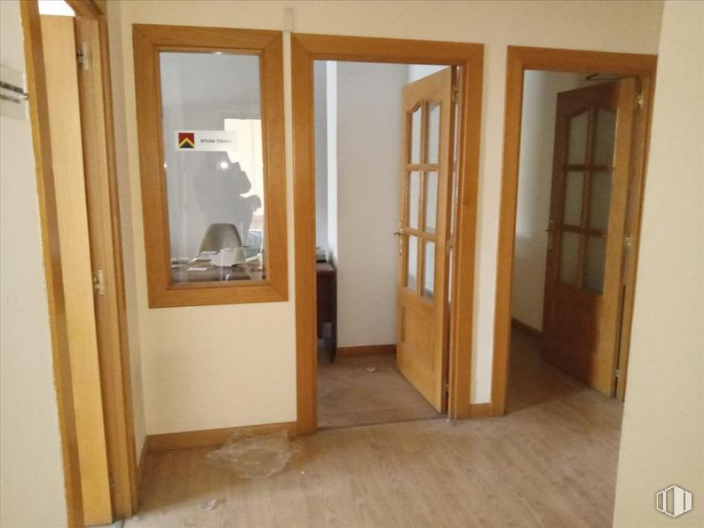 Local en venta en Paseo Santo Tomás, Ávila, 05003 con puerta, propiedad, accesorio, edificio, madera, suelo, pared, puerta de casa, madera dura y suelos alrededor