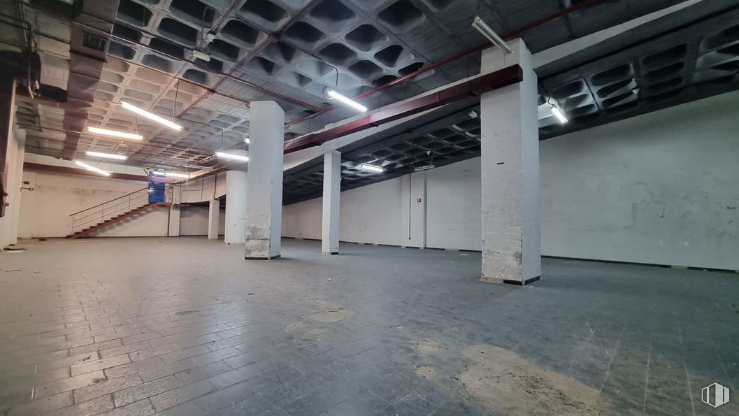 Nave en alquiler y venta en Edificio Indubuilding Goico, Calle Tomás Redondo, 2, Hortaleza, Madrid, 28033 con pasillo, edificio, piso, suelo, material compuesto, techo, accesorio, hormigón, aparcamiento y ciudad alrededor