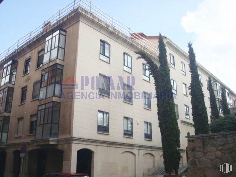 Oficina en alquiler en Calle Duque de Alba, 13, Ávila, 05001 con ventana, edificio, accesorio, cielo, diseño urbano, condominio, barrio residencial, bienes raíces, ciudad y árbol alrededor