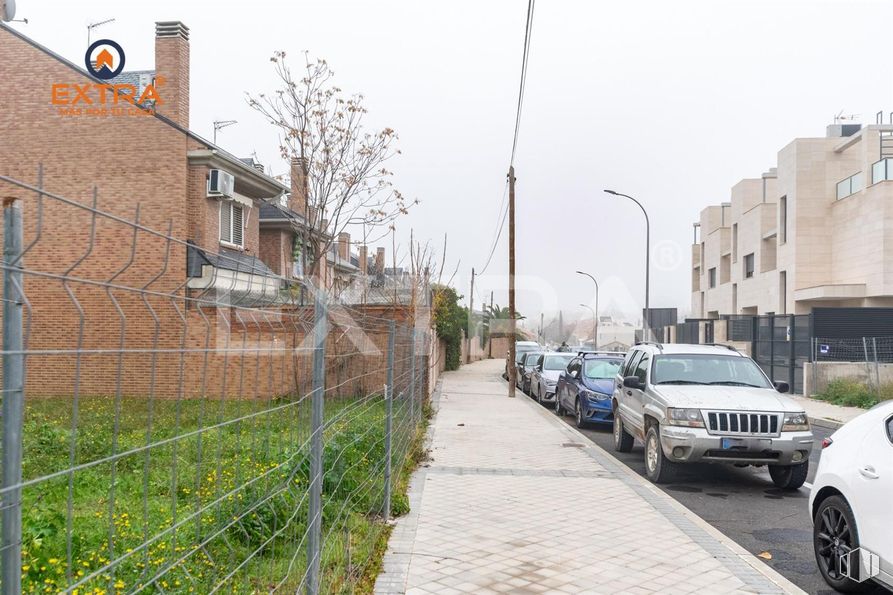 Land for sale at Calle Tornado, Barajas, Madrid, 28042 with car, wheel, tire, building, neighbourhood, wire fencing, residential area, street, thoroughfare and chain-link fencing around