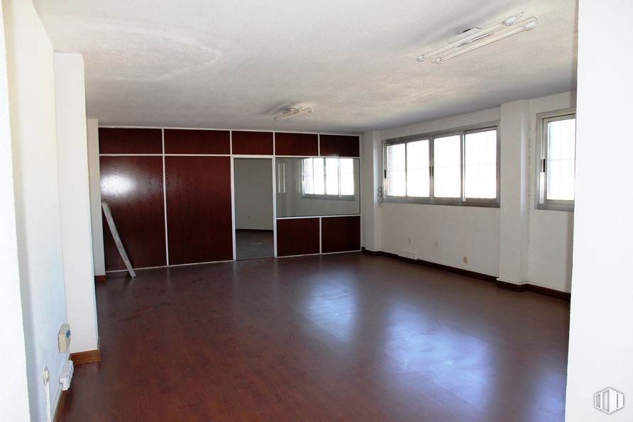 Industrial for rent at Zona industrial, Fuenlabrada, Madrid, 28946 with wardrobe, window, fixture, hall, wood, building, flooring, floor, shade and hardwood around