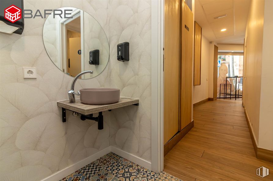 Retail for sale & for rent at Calle de Juan de Mariana, Arganzuela, Madrid, 28045 with sink, mirror, wall, flooring, wood, interior design, floor, plumbing fixture, plumbing and bathroom sink around