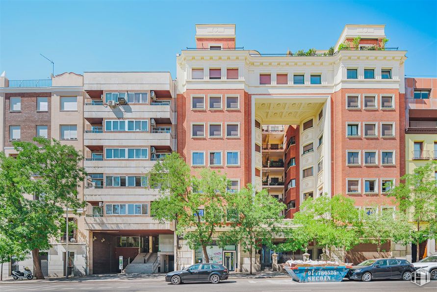 Local en alquiler y venta en Calle Santa Engracia, Chamberí, Madrid, 28010 con coche, edificio, rueda, cielo, neumático, durante el día, propiedad, ventana, vehículo y bloque de pisos alrededor