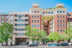 Retail for sale at Calle Santa Engracia, Chamberí, Madrid, 28010 with car, building, wheel, sky, tire, daytime, property, window, vehicle and tower block around