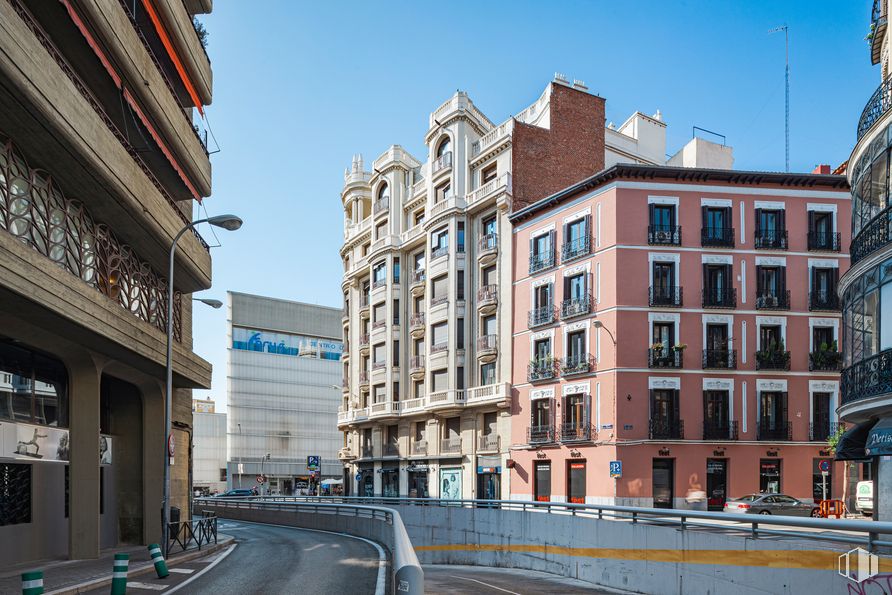 Local en alquiler en Calle de Mejía Lequerica, 13, Centro, Madrid, 28004 con edificio, cielo, día, ventana, propiedad, diseño urbano, vía pública, condominio, zona residencial y espacio público alrededor