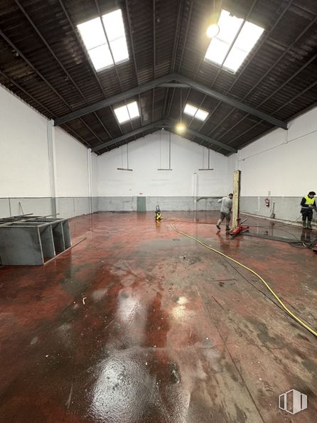 Industrial for rent at Carretera Vicálvaro Estación O´Donnell, 4, Vicálvaro, Madrid, 28032 with person, lighting, flooring, floor, ceiling, composite material, hall, concrete, cleanliness and daylighting around