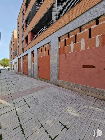 Retail for rent at Calle Extremadura, Fuenlabrada, Madrid, 28944 with building, window, sky, wood, brickwork, brick, road surface, urban design, floor and flooring around