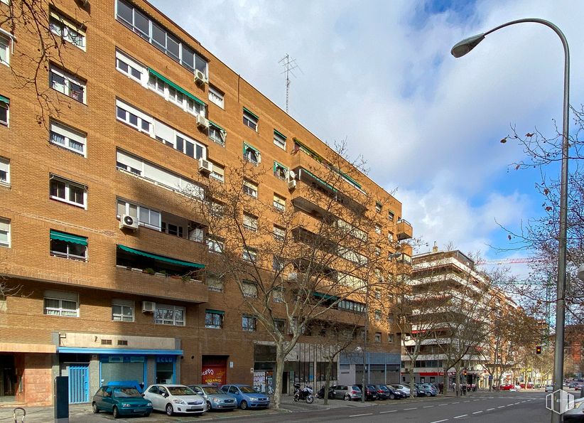 Oficina en alquiler en Calle Alustante, Chamartín, Madrid, 28002 con edificio, alumbrado, cielo, nube, coche, día, propiedad, luz de la calle, ventana y infraestructura alrededor