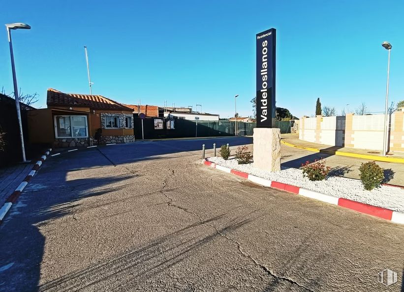 Land for sale at Calle Amarillo Jazmín, 99, El Casar, Guadalajara, 19170 with building, street light, sky, road surface, asphalt, plant, tar, residential area, road and thoroughfare around