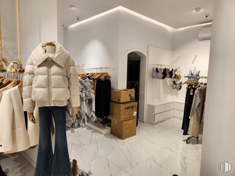 Retail for sale at Zona centro, Villanueva de la Cañada, Madrid, 28691 with outerwear, jeans, jacket, pants, clothing, interior design, retail, clothes hanger, boutique and bag around