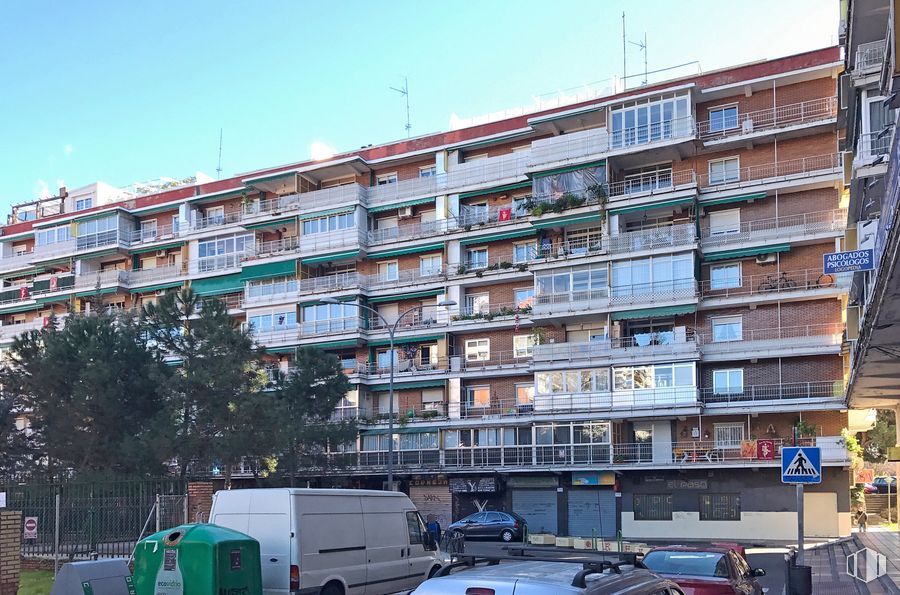 Local en alquiler en Avenida Alcalde José Aranda, 53, Alcorcón, Madrid, 28924 con camioneta, edificio, coche, neumático, cielo, vehículo terrestre, rueda, vehículo, diseño urbano y condominio alrededor