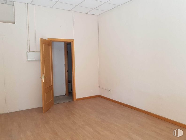 Local en alquiler en Calle Río Ebro, Móstoles, Madrid, 28935 con puerta, madera, pasillo, suelo, accesorio, piso, edificio, tinte para madera, madera y suelos laminados alrededor