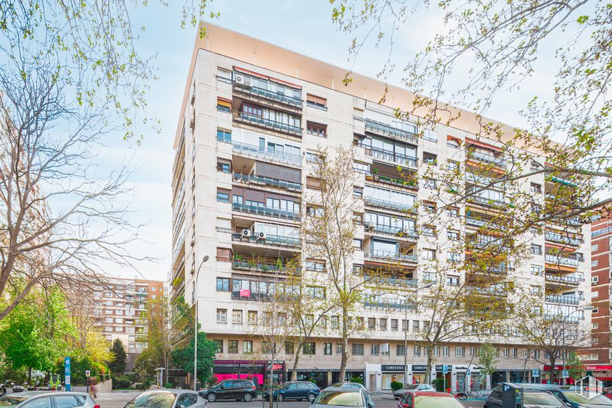 Oficina en alquiler en Paseo Castellana, 182, Chamartín, Madrid, 28046 con edificio, coche, vehículo terrestre, cielo, propiedad, vehículo, ventana, rueda, neumático y infraestructura alrededor