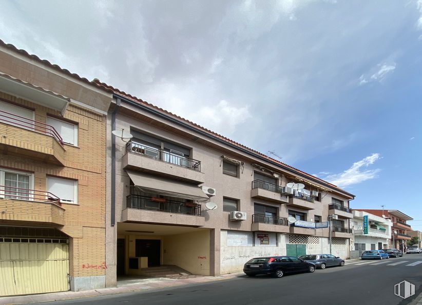 Retail for sale & for rent at Calle Illescas, 13, Yuncos, Toledo, 45210 with car, building, window, cloud, sky, daytime, architecture, urban design, house and condominium around