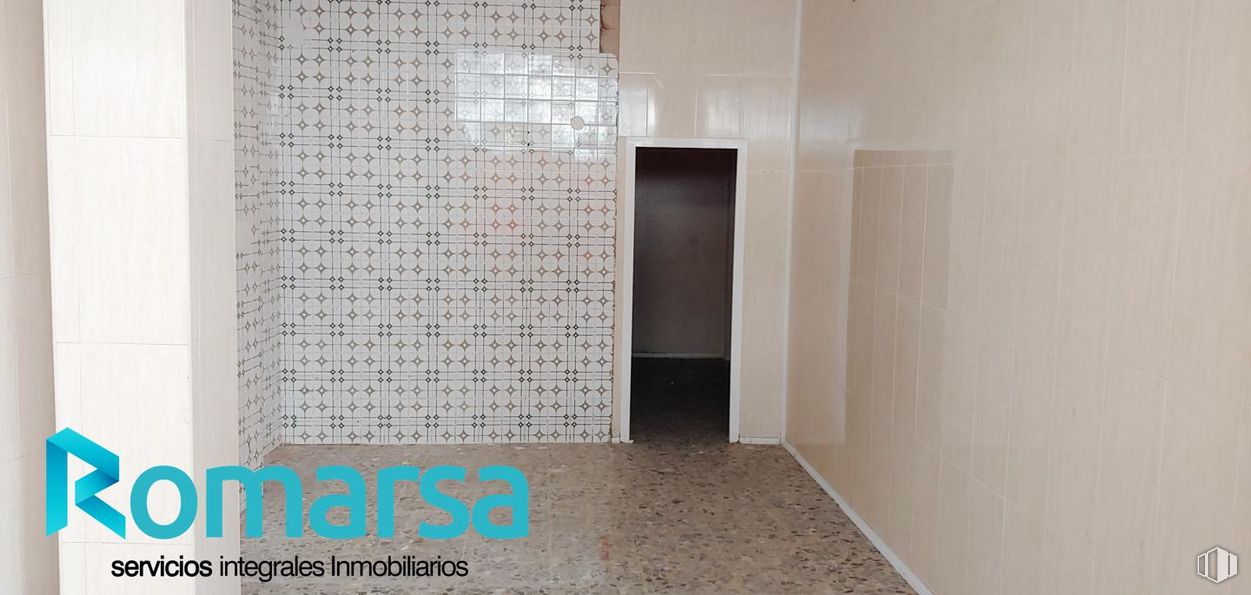 Retail for rent at Plaza Salamanca, Ávila, 05001 with lighting, wood, rectangle, fixture, flooring, font, composite material, hardwood, glass and concrete around