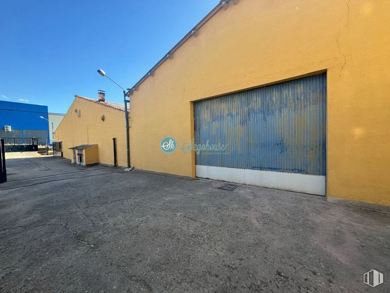 Nave en venta en Polígono Hontoria, Segovia, 40195 con cielo, superficie de la carretera, asfalto, edificio, paisaje, fachada, carretera, tintes y matices, gas y tejado alrededor