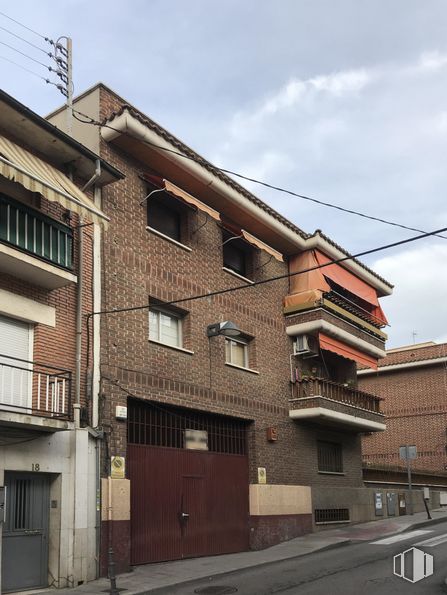 Nave en alquiler en Calle Hospital, 16, Pozuelo de Alarcón, Madrid, 28223 con puerta, edificio, ventana, cielo, propiedad, nube, madera, ladrillo, diseño urbano y barrio alrededor