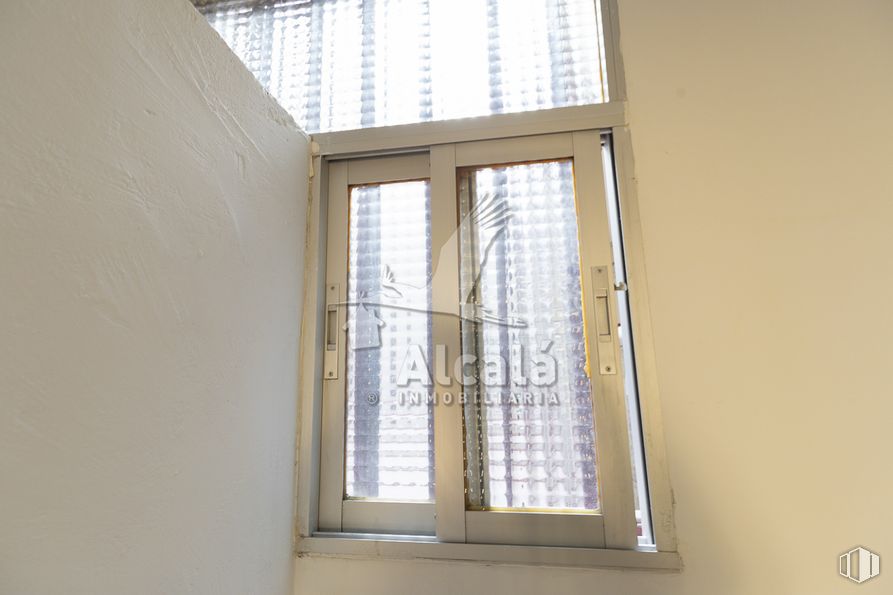 Local en venta en Zona centro, Alcalá de Henares, Madrid, 28805 con ventana, propiedad, accesorio, persiana de la ventana, madera, sombra, interiorismo, edificio, tintes y matices y vidrio alrededor