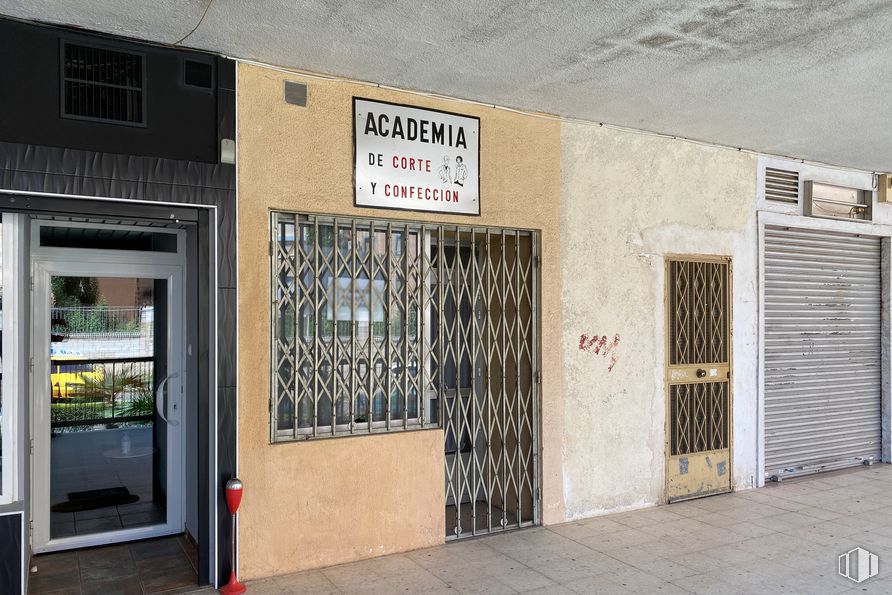 Retail for sale & for rent at Calle Doctor Layna Serrano, Guadalajara, 19002 with door, window, fixture, gas, facade, font, building, wood, signage and city around