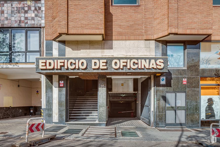 Oficina en alquiler en Calle Cristóbal Bordiú, 35, Chamberí, Madrid, 28003 con ventana, propiedad, edificio, puerta, accesorio, madera, ladrillo, barrio, albañilería y pared alrededor