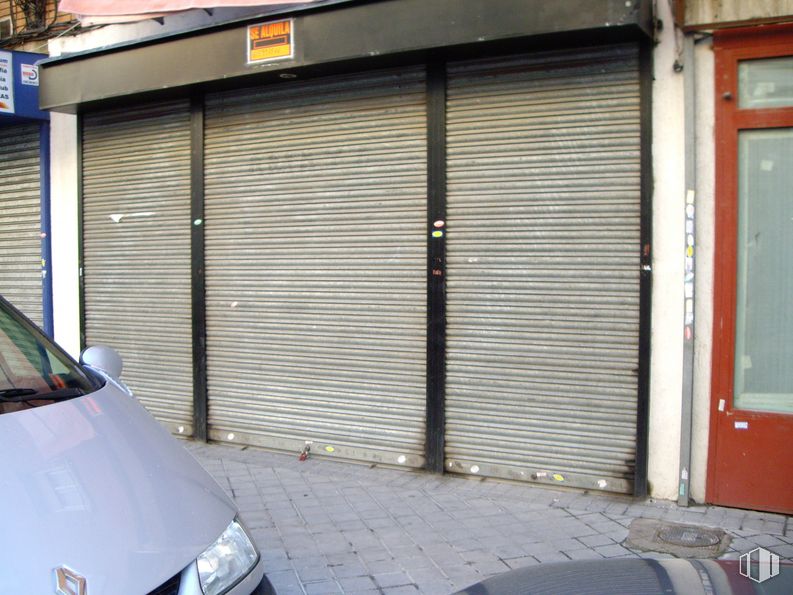 Local en venta en Calle Villajimena, 18, Vicálvaro, Madrid, 28032 con coche, puerta, persiana de la ventana, luz de estacionamiento automotriz, vehículo terrestre, propiedad, vehículo, iluminación automotriz, campana y edificio alrededor