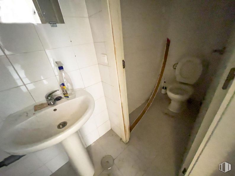 Nave en alquiler en Zona Getafe, Getafe, Madrid, 28906 con inodoro, fregadero, botella, accesorios de fontanería, grifo, lavabo, cuarto de baño, fluido, madera y morado alrededor