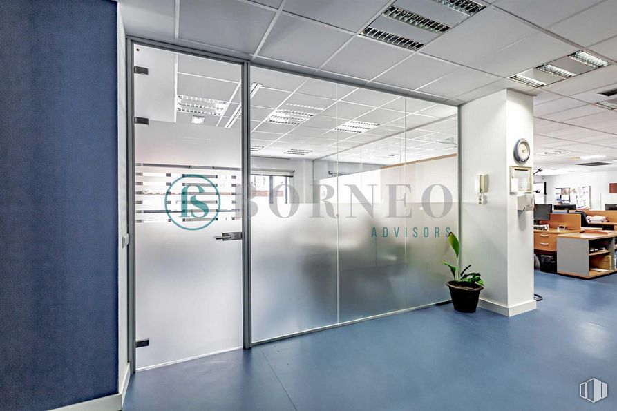 Oficina en venta en Calle Robledillo, 9, Chamberí, Madrid, 28003 con planta de interior, planta, accesorio, alumbrado, edificio, diseño automovilístico, suelos, maceta, vidrio y silla alrededor