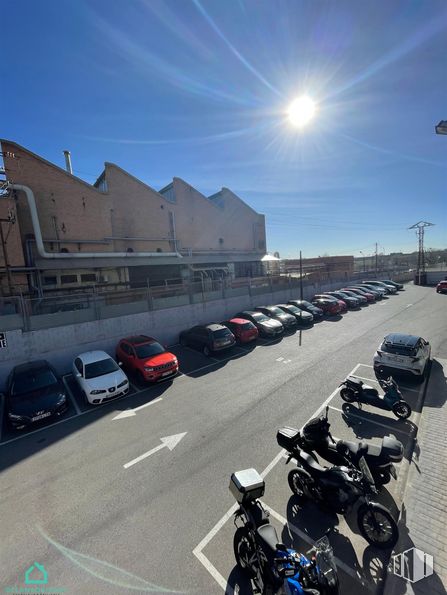 Local en alquiler en Avenida Democracia, Puente de Vallecas, Madrid, 28031 con coche, motocicleta, edificio, vehículo terrestre, rueda, neumático, cielo, vehículo, iluminación del automóvil y vehículo de motor alrededor