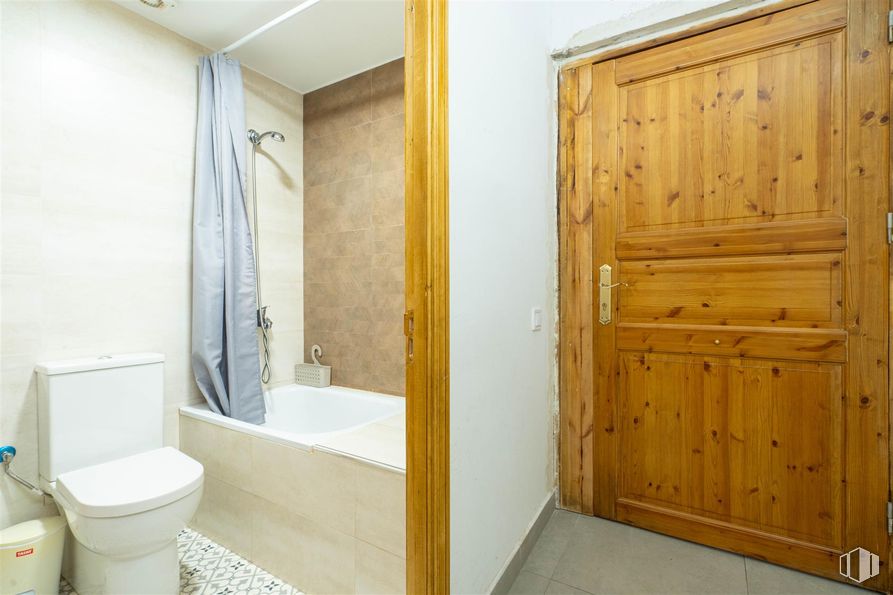 Industrial for sale & for rent at Calle Fontaneros, Villaviciosa de Odón, Madrid, 28670 with toilet, building, property, plumbing fixture, cabinetry, fixture, bathroom, door, interior design and wood around