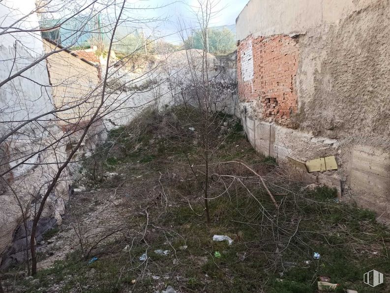 Land for sale at Calle Caballeros de San Juan, Arganda del Rey, Madrid, 28500 with bedrock, plant, sky, slope, grass, building, geological phenomenon, landscape, twig and tree around