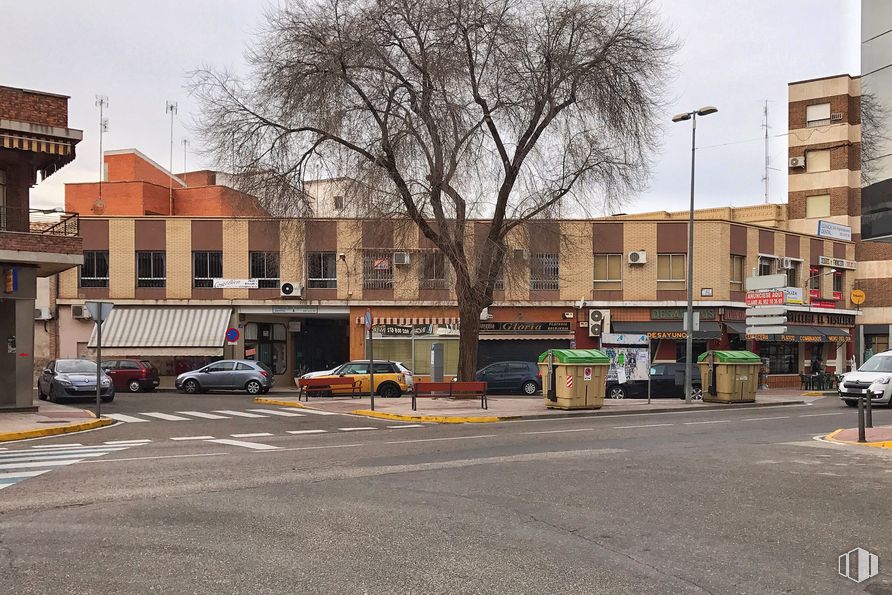 Office for rent at Avenida Estación, 17, Torrijos, Toledo, 45500 with car, building, wheel, tire, window, sky, plant, vehicle, infrastructure, waste container and tree around