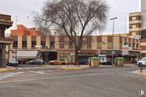 Oficina en alquiler en Avenida Estación, 17, Torrijos, Toledo, 45500 con coche, edificio, rueda, neumático, ventana, cielo, planta, vehículo, infraestructura, contenedor de basura y árbol alrededor