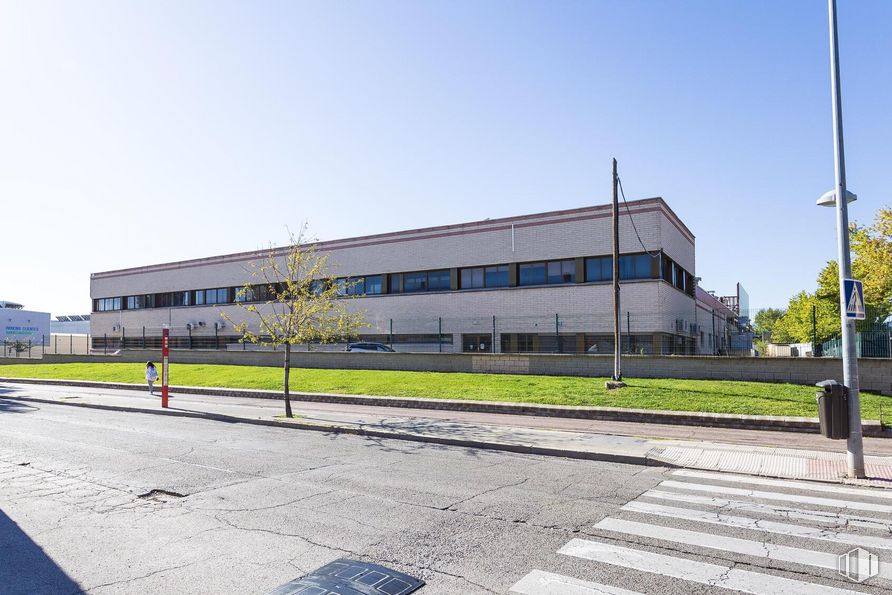 Nave en venta en Polígono industrial La Ermita, Parla, Madrid, 28980 con edificio, cielo, planta, día, ventana, luz de la calle, superficie de la carretera, asfalto, arquitectura y diseño urbano alrededor