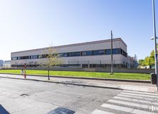 Nave en venta en Polígono industrial La Ermita, Parla, Madrid, 28980 con edificio, cielo, planta, día, ventana, luz de la calle, superficie de la carretera, asfalto, arquitectura y diseño urbano alrededor