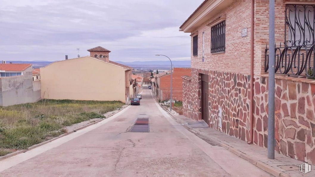 Land for sale at Casco urbano, Los Yébenes, Toledo, 45470 with window, house, plant, sky, property, building, road surface, infrastructure, cloud and asphalt around