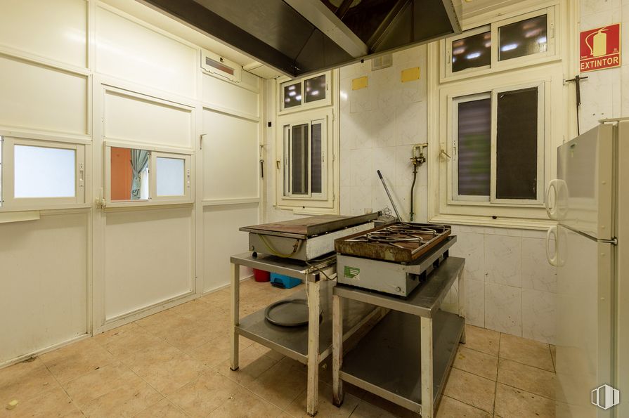 Local en venta en Calle Calvario, 6, Azuqueca de Henares, Guadalajara, 19200 con mesa, equipaje y bolsos, ventana, madera, interiorismo, casa, accesorio, piso, suelo y edificio alrededor