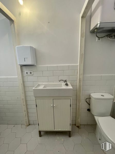 Local en alquiler en Calle Campomanes, 8, Centro, Madrid, 28013 con inodoro, mueble de baño, fregadero, secador de manos, grifo, accesorios de fontanería, lavabo, edificio, ebanistería y interiorismo alrededor