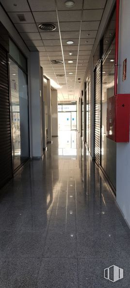 Local en alquiler en Calle Robla, Fuenlabrada, Madrid, 28947 con accesorio, piso, edificio, suelo, puerta, suelo de baldosas, techo, vidrio, ciudad y simetría alrededor