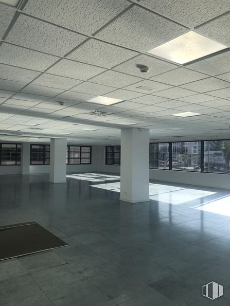 Office for rent at Avenida San Máximo, 11, Usera, Madrid, 28041 with light fixture, fixture, architecture, interior design, floor, flooring, hall, building, ceiling and glass around