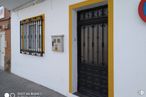 Retail for rent at Avenida Rosario, 2, Dosbarrios, Toledo, 45311 with window, door, property, building, fixture, wood, paint, rectangle, facade and composite material around